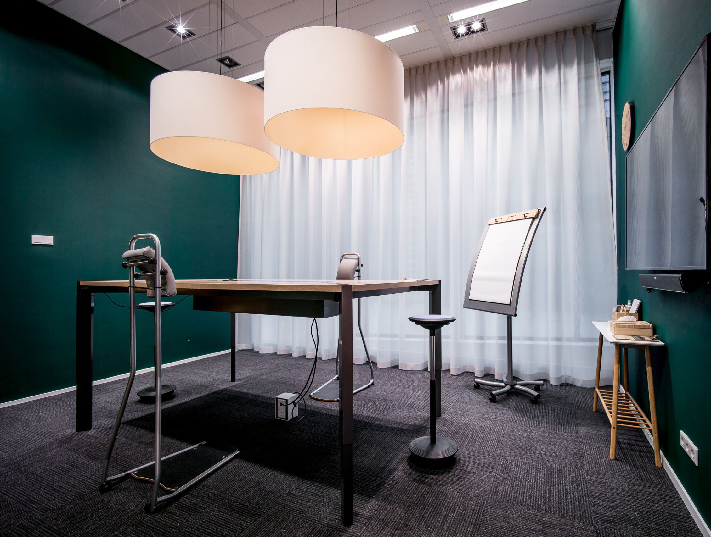 Vergaderzaal Posbank In de Posbankzaal is het mogelijk om staand te vergaderen door de in hoogte verstelbare tafel